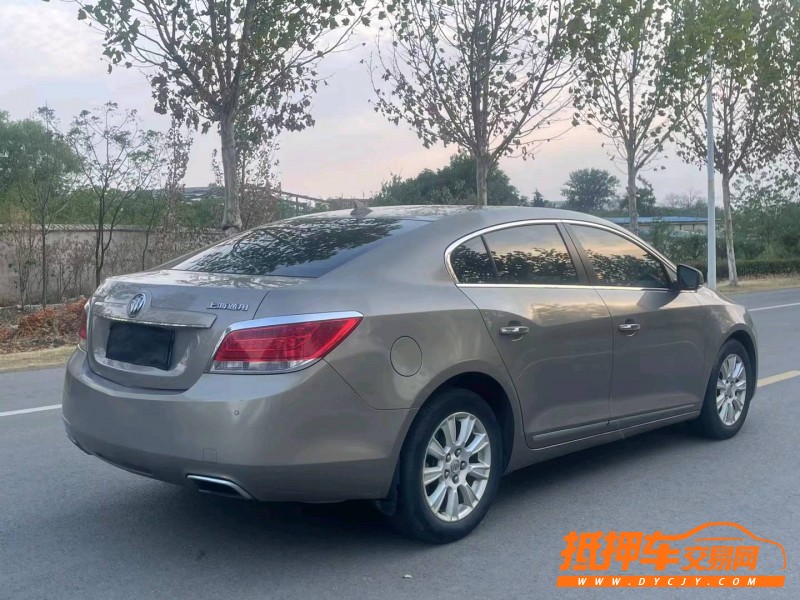 徐州12年别克君威8