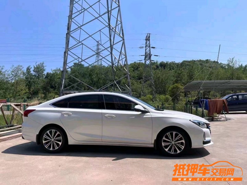 重慶20年長安汽車睿馳CC6