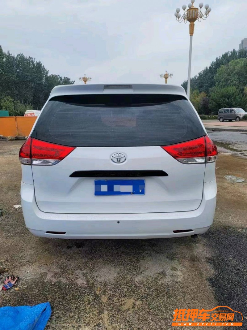 济宁14年丰田塞纳9