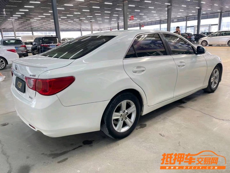 济宁11年丰田锐志2