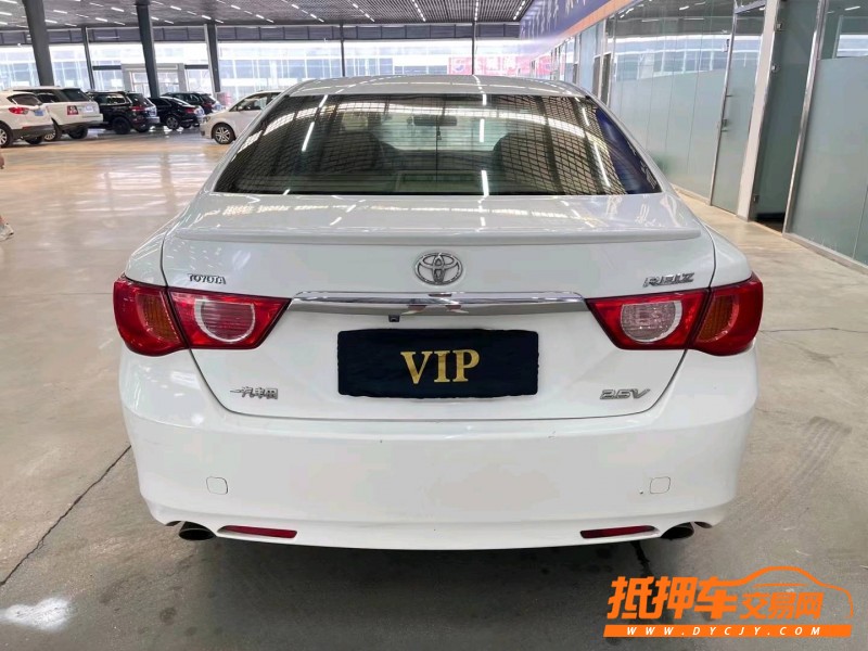 济宁11年丰田锐志1