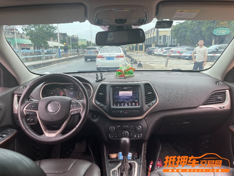 汕頭18年Jeep自由光4