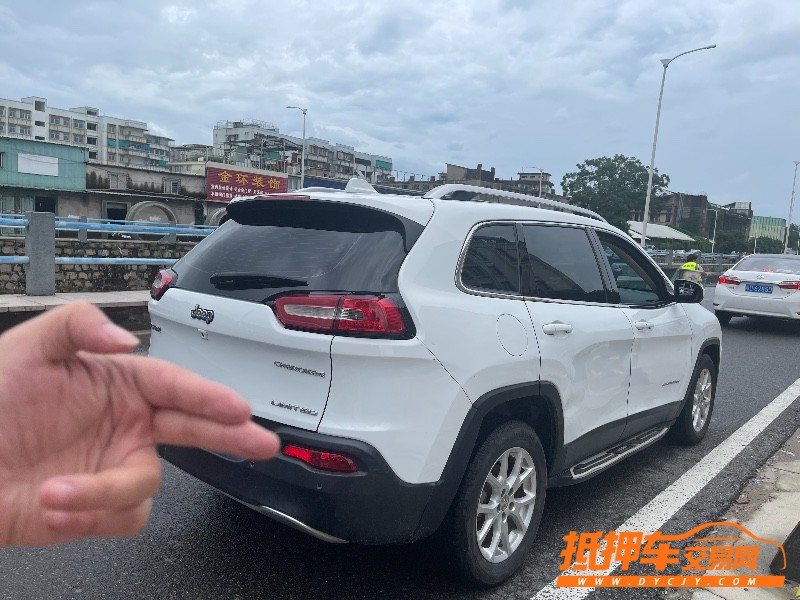 汕頭18年Jeep自由光5