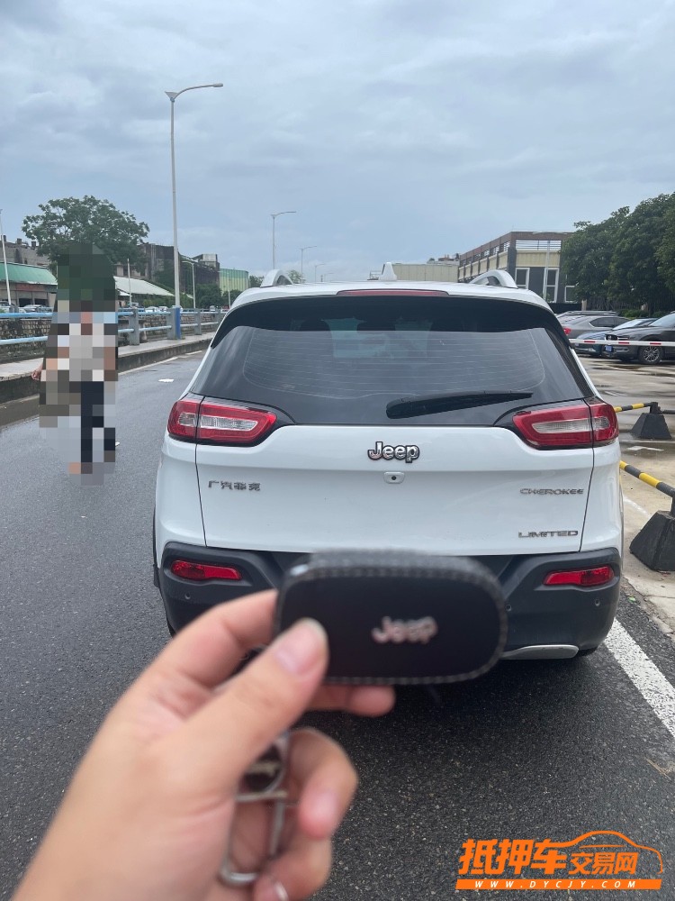 汕頭18年Jeep自由光1