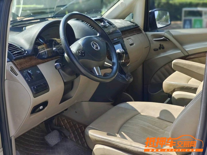 青岛14年奔驰唯雅诺3