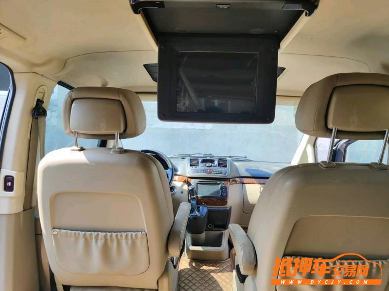 青岛14年奔驰唯雅诺4