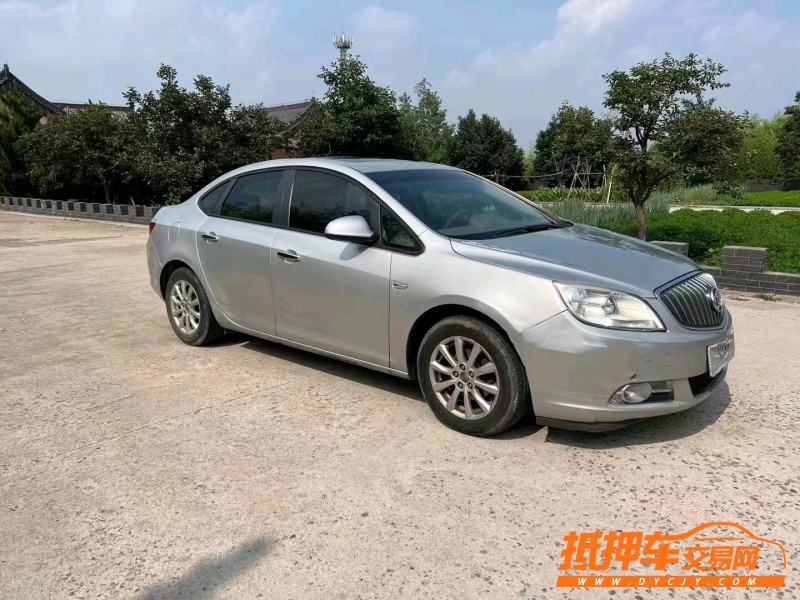 青岛11年别克英朗3