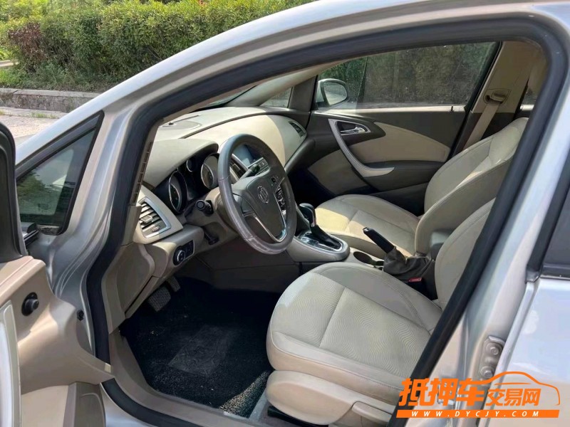 青岛11年别克英朗4