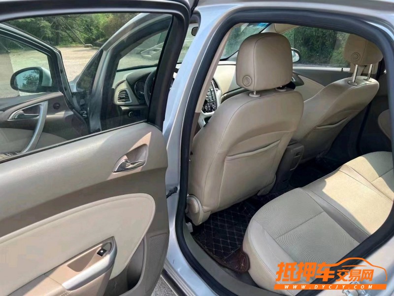 青岛11年别克英朗5