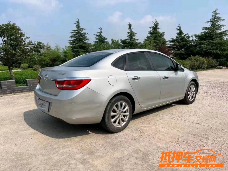 青岛11年别克英朗7
