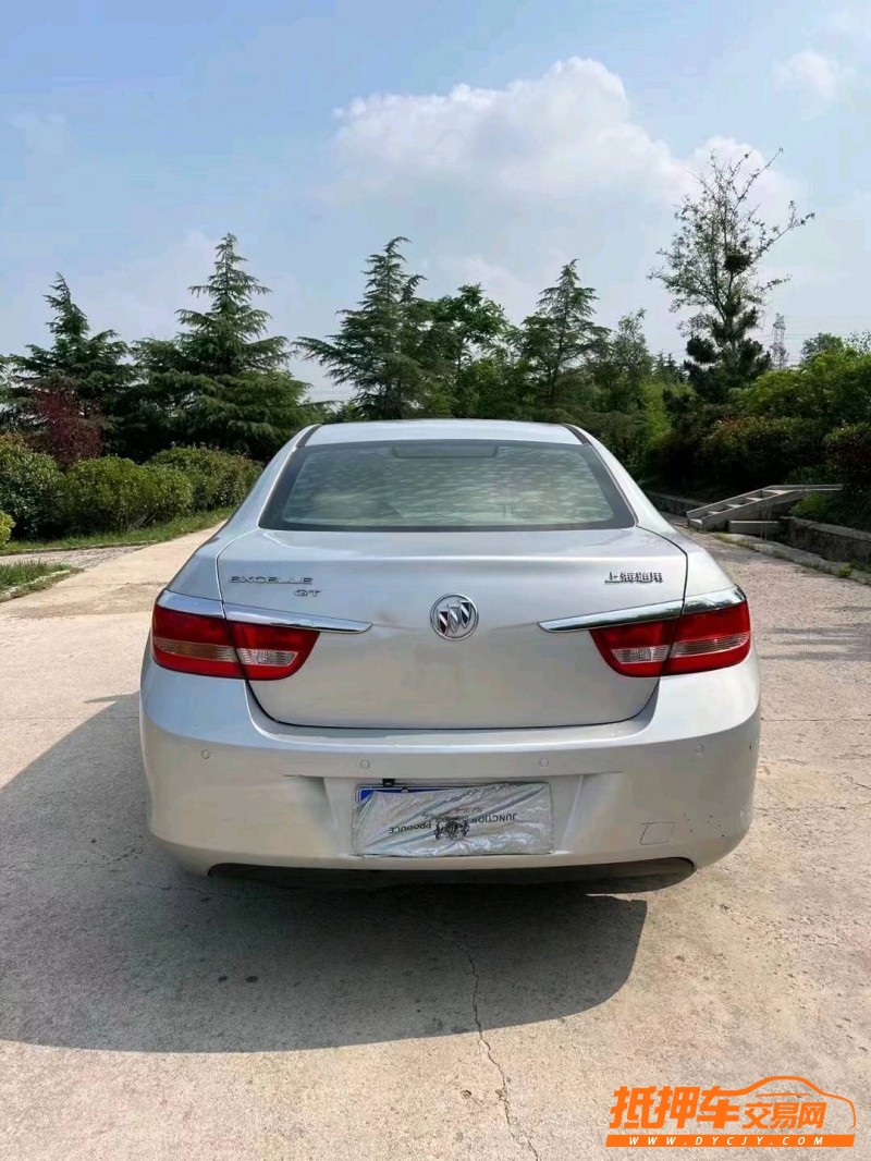 青岛11年别克英朗8