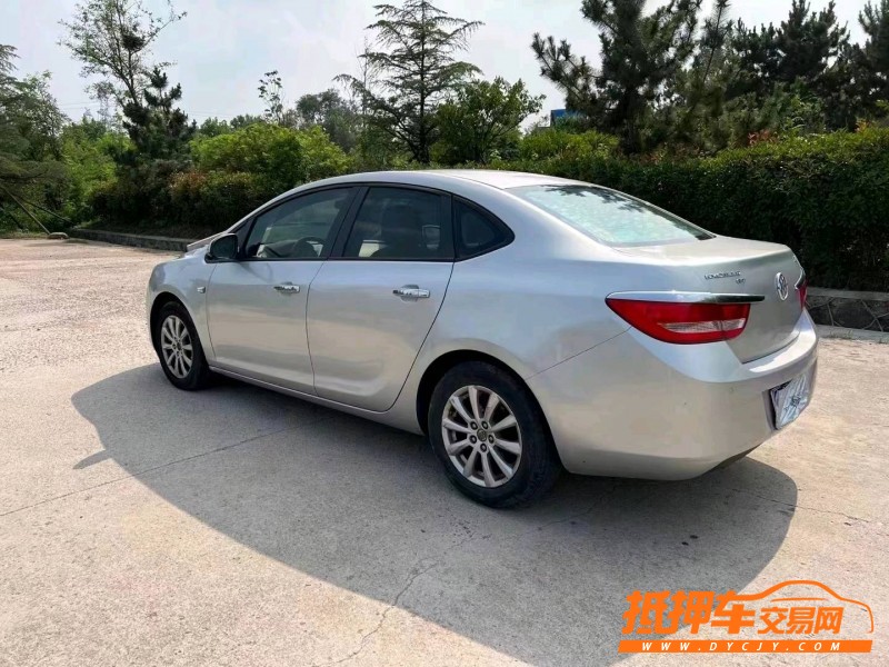 青岛11年别克英朗9