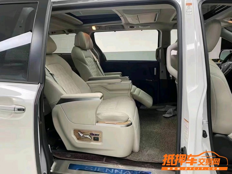 成都20年丰田塞纳3