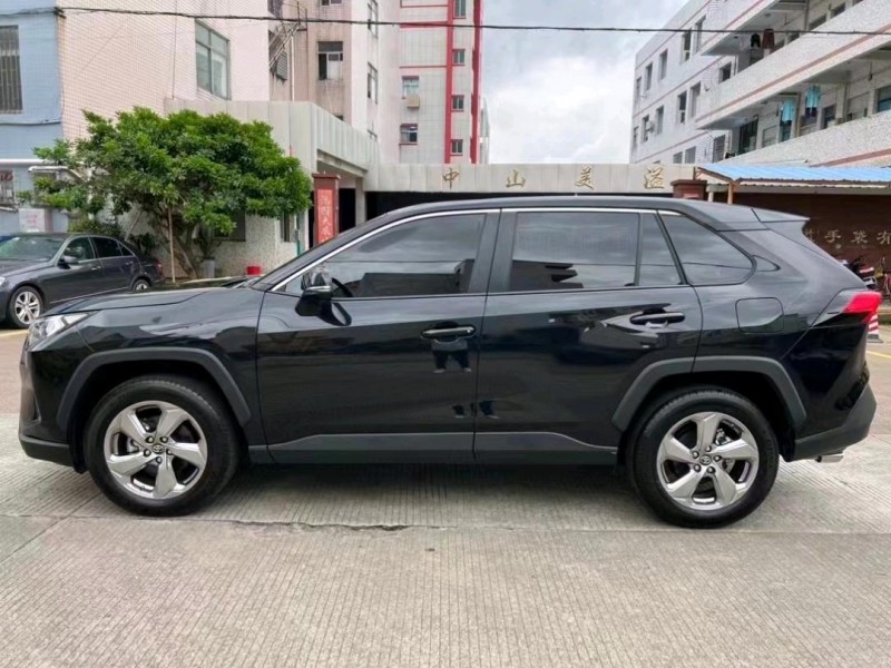 中山22年丰田RAV43