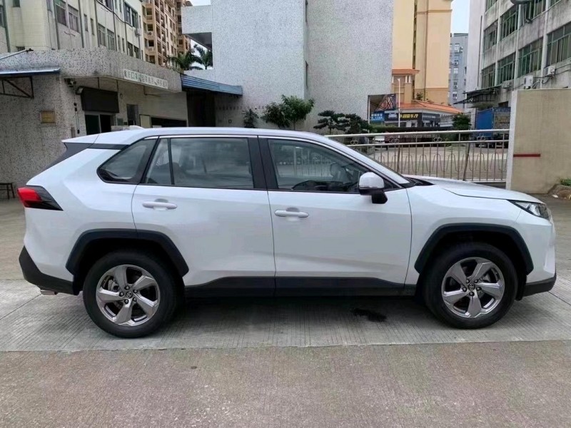 中山22年丰田RAV42