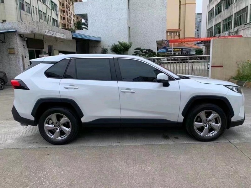 中山22年丰田RAV42