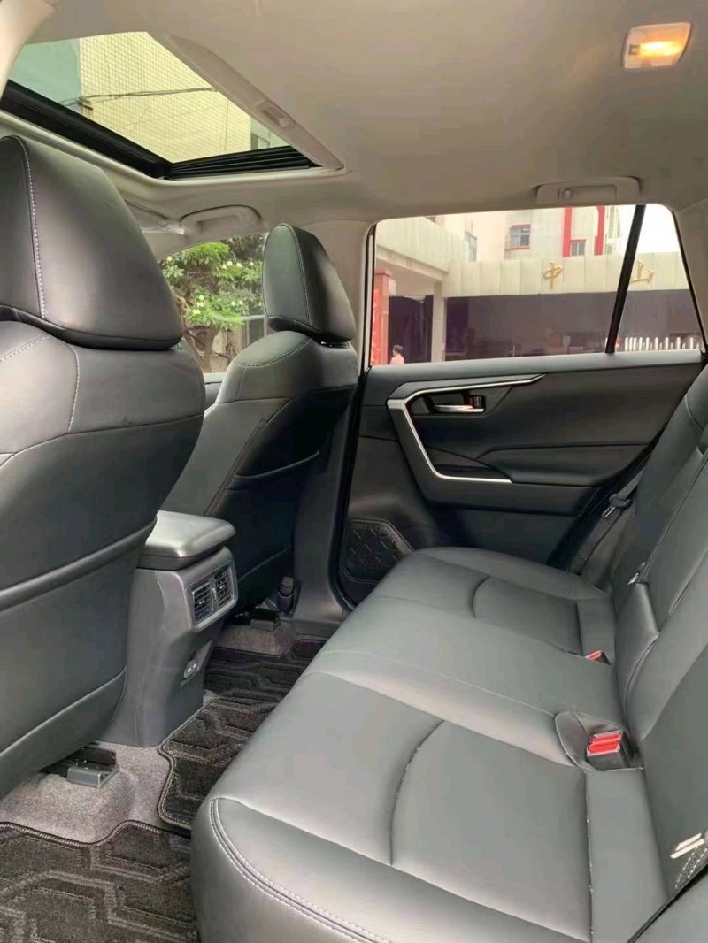 中山22年丰田RAV47