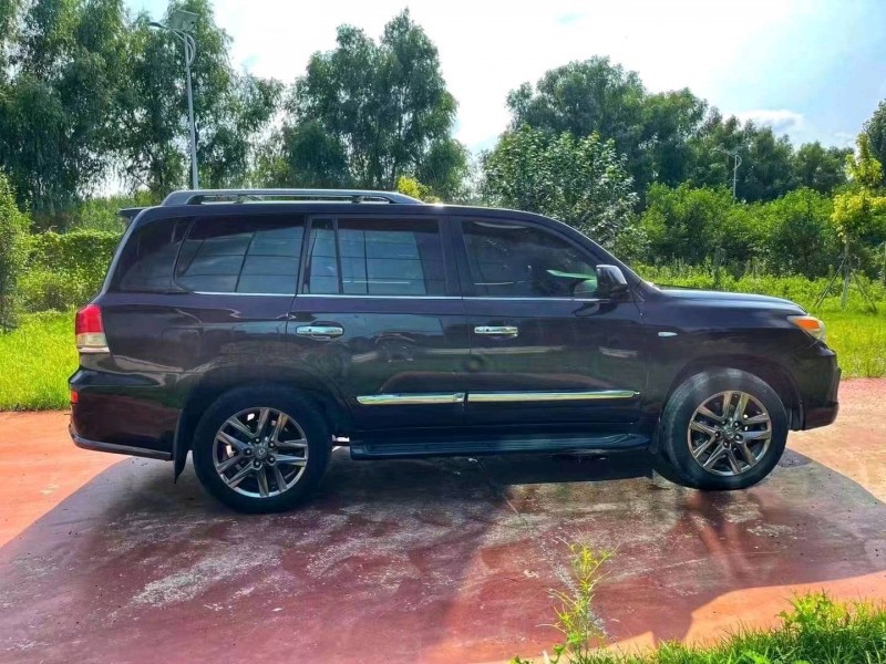 東營10年雷克薩斯LX8