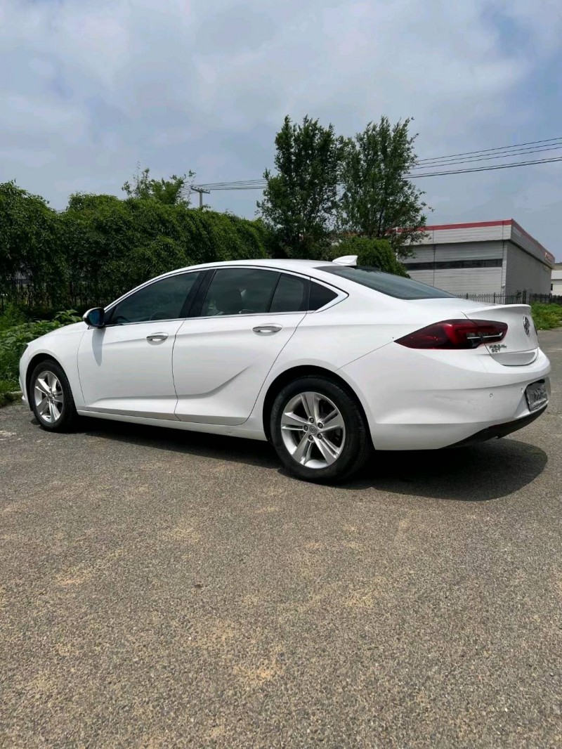 沈阳17年别克君威5