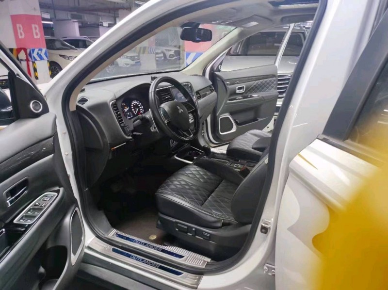 成都20年三菱欧蓝德3