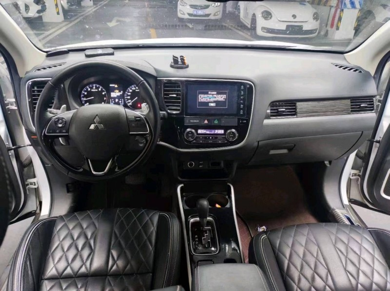 成都20年三菱欧蓝德4