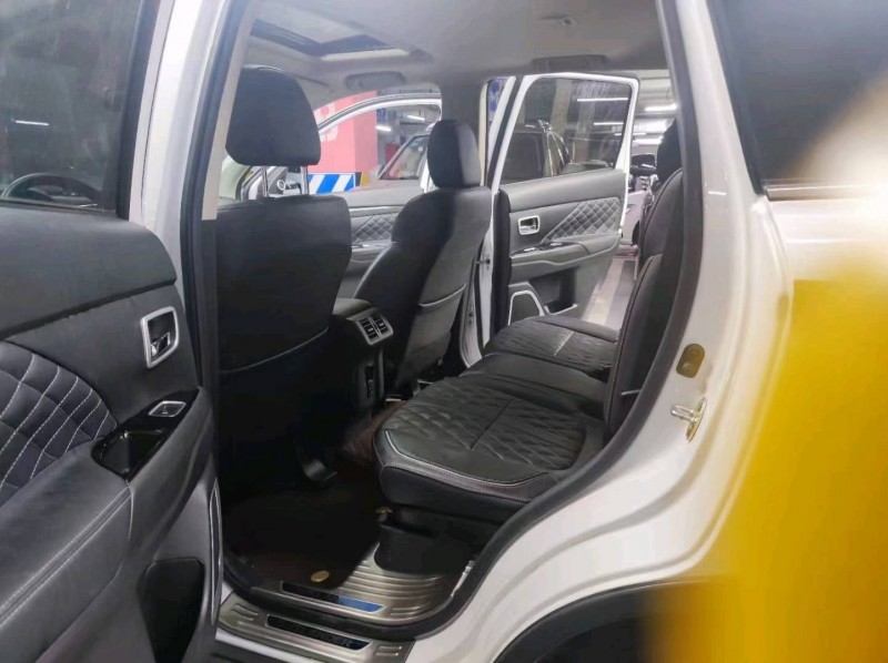 成都20年三菱欧蓝德7