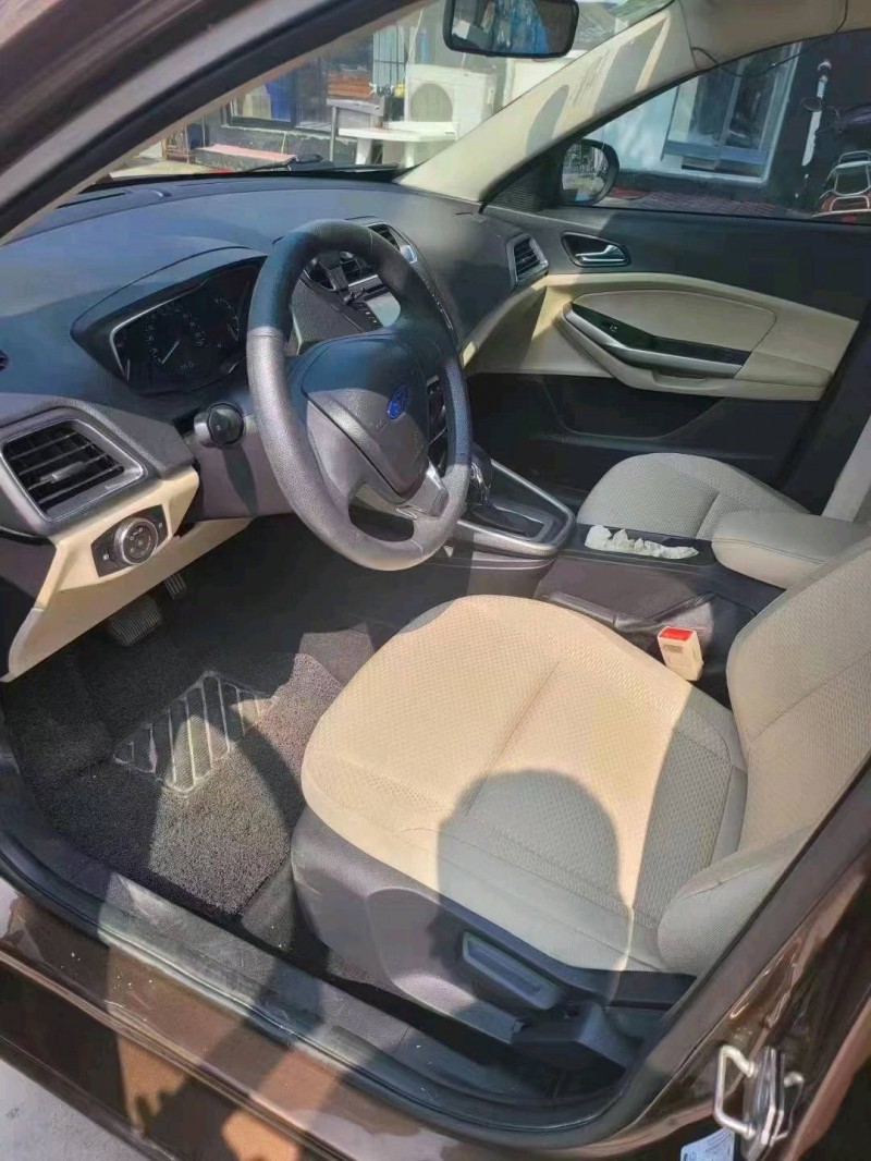 烟台15年福特福睿斯5