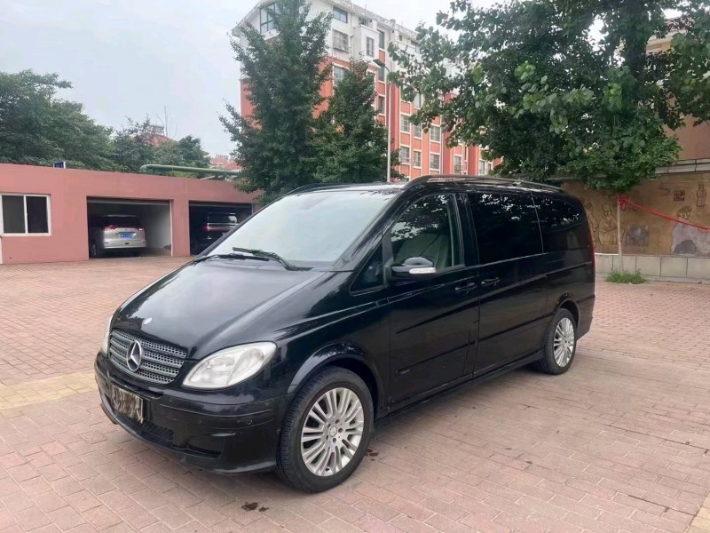 青岛11年奔驰唯雅诺4