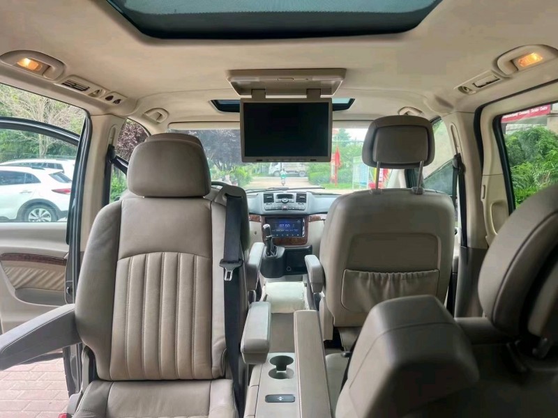 青岛11年奔驰唯雅诺3