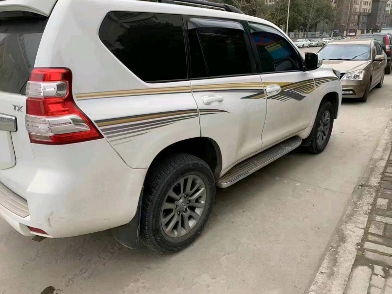 北京14年丰田普拉多8