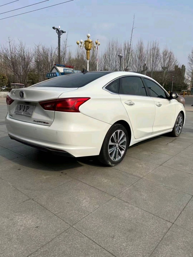 東營18年長安汽車睿馳CC6