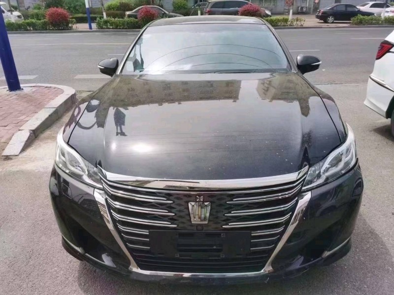 济宁18年丰田皇冠1