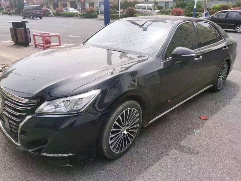 济宁18年丰田皇冠2