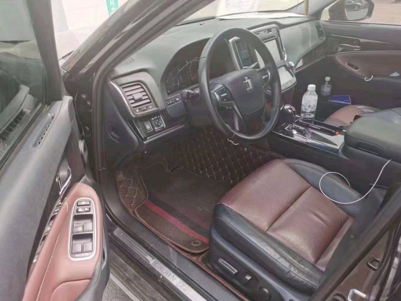 济宁18年丰田皇冠6