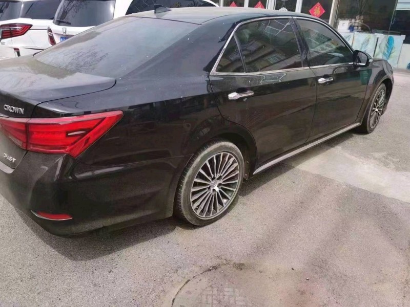 济宁18年丰田皇冠8