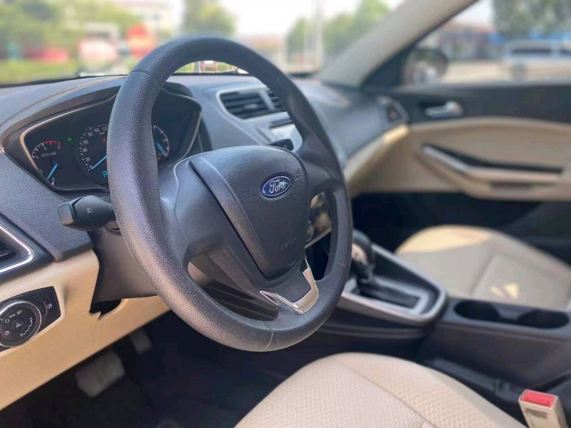 烟台15年福特福睿斯7