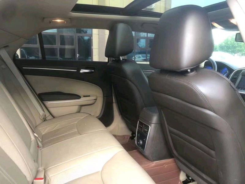 东营18年克莱斯勒300C8
