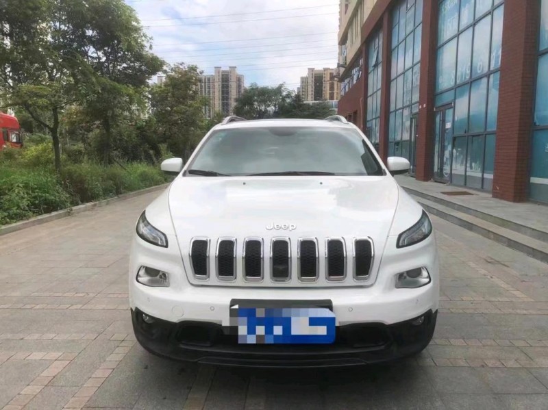 青島17年Jeep自由光1