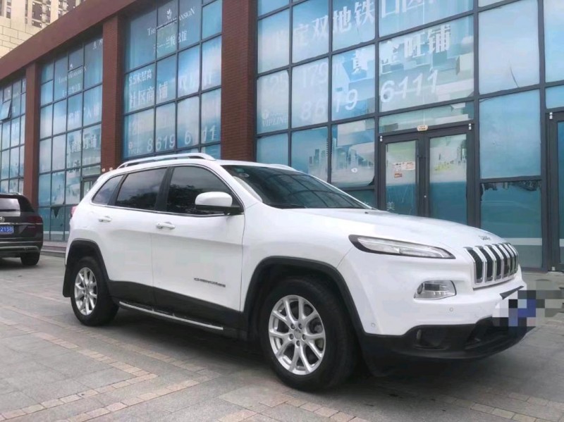 青島17年Jeep自由光3