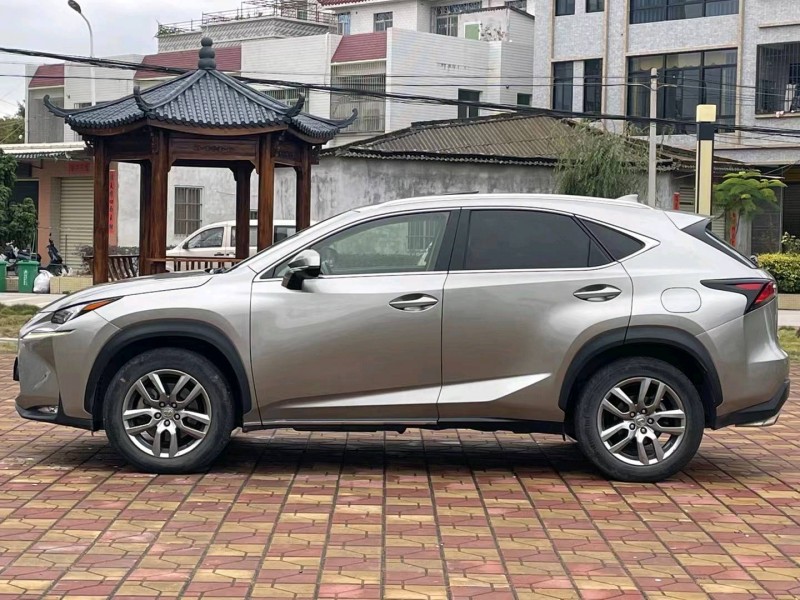 广州17年雷克萨斯NX3