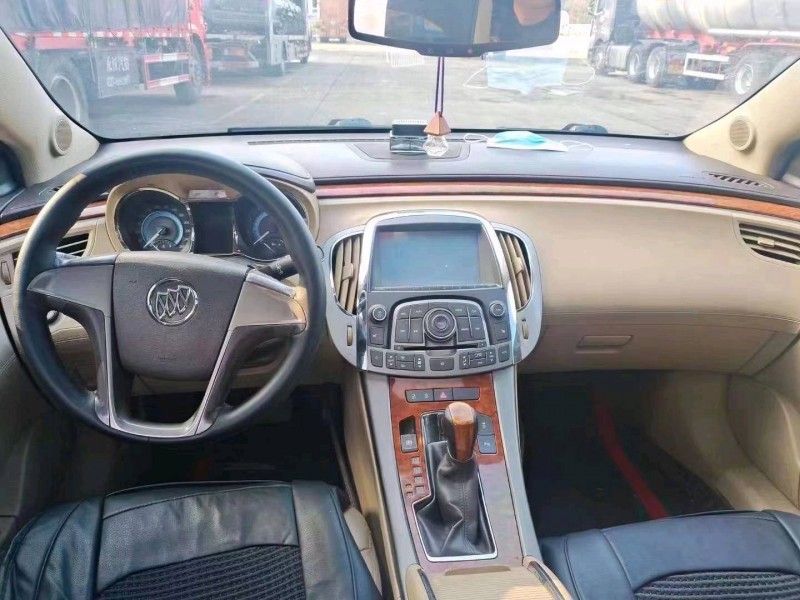 东营11年别克君越8