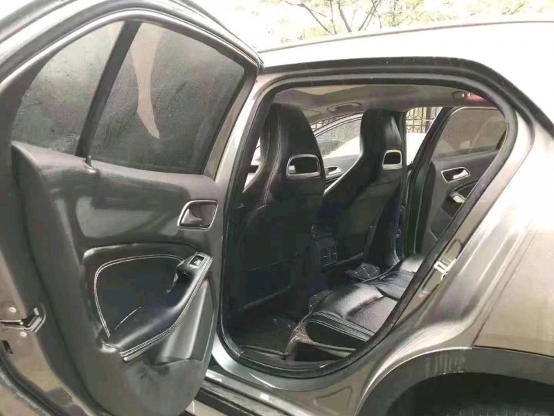 东营17年奔驰GLA3