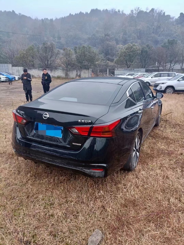 青島20年日產天籟8