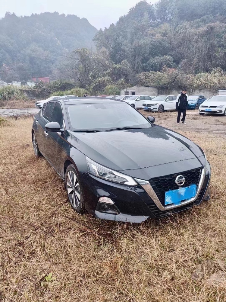 青島20年日產天籟6