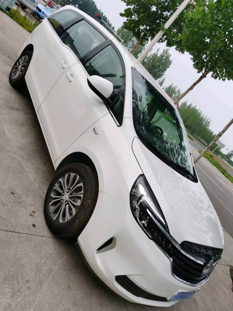 青岛22年别克GL84