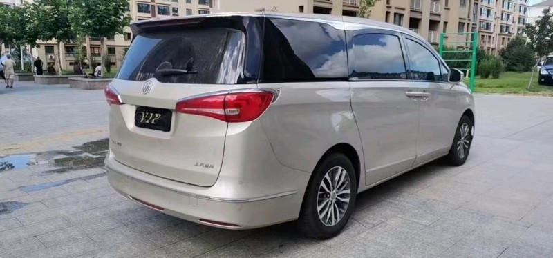 青岛17年别克GL82