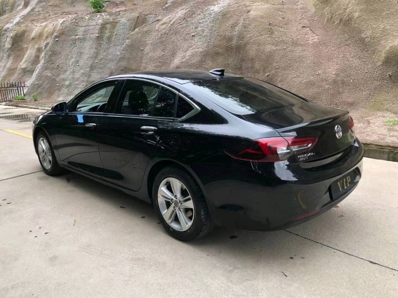 青岛18年别克君威8