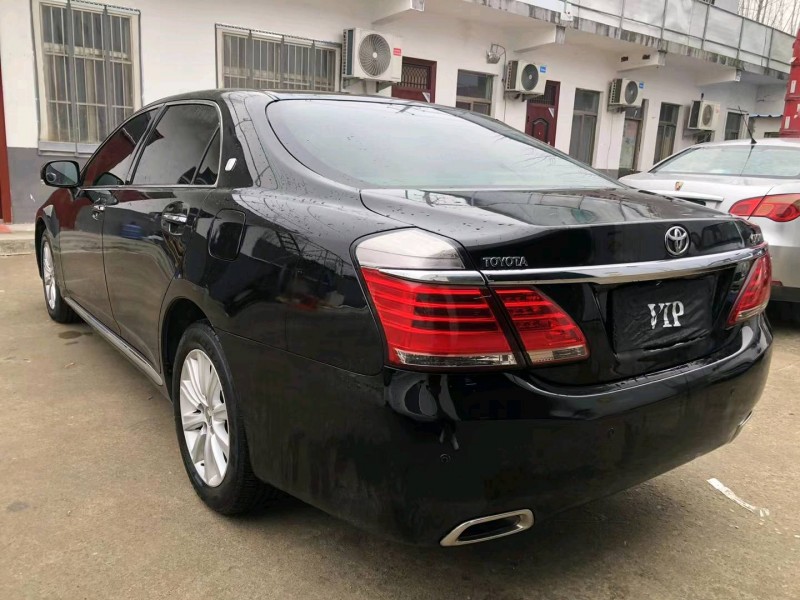 济宁13年丰田皇冠8