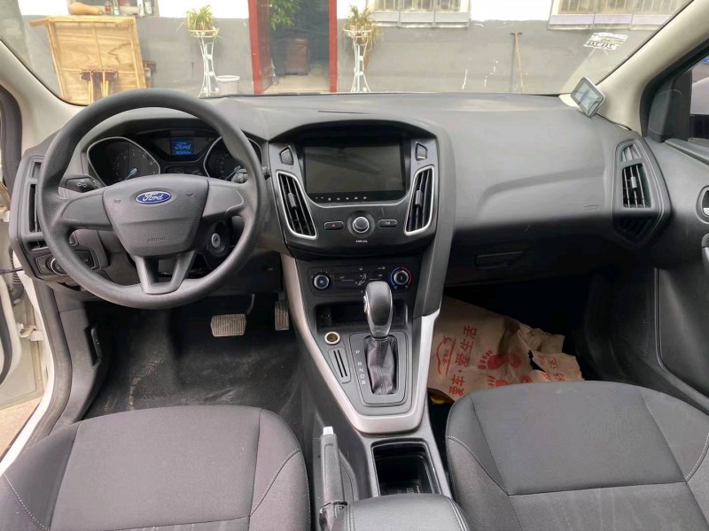 济宁16年福特福克斯5