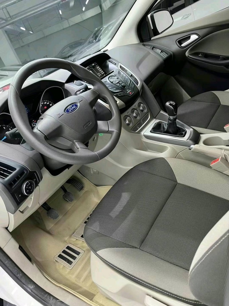 成都15年福特福克斯5